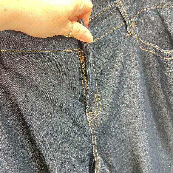 Torrid Womens Tapered Leg Jeans Denim Mid Rise Medium Wash Stretch Blue 26T 26 - Picture 5 of 11